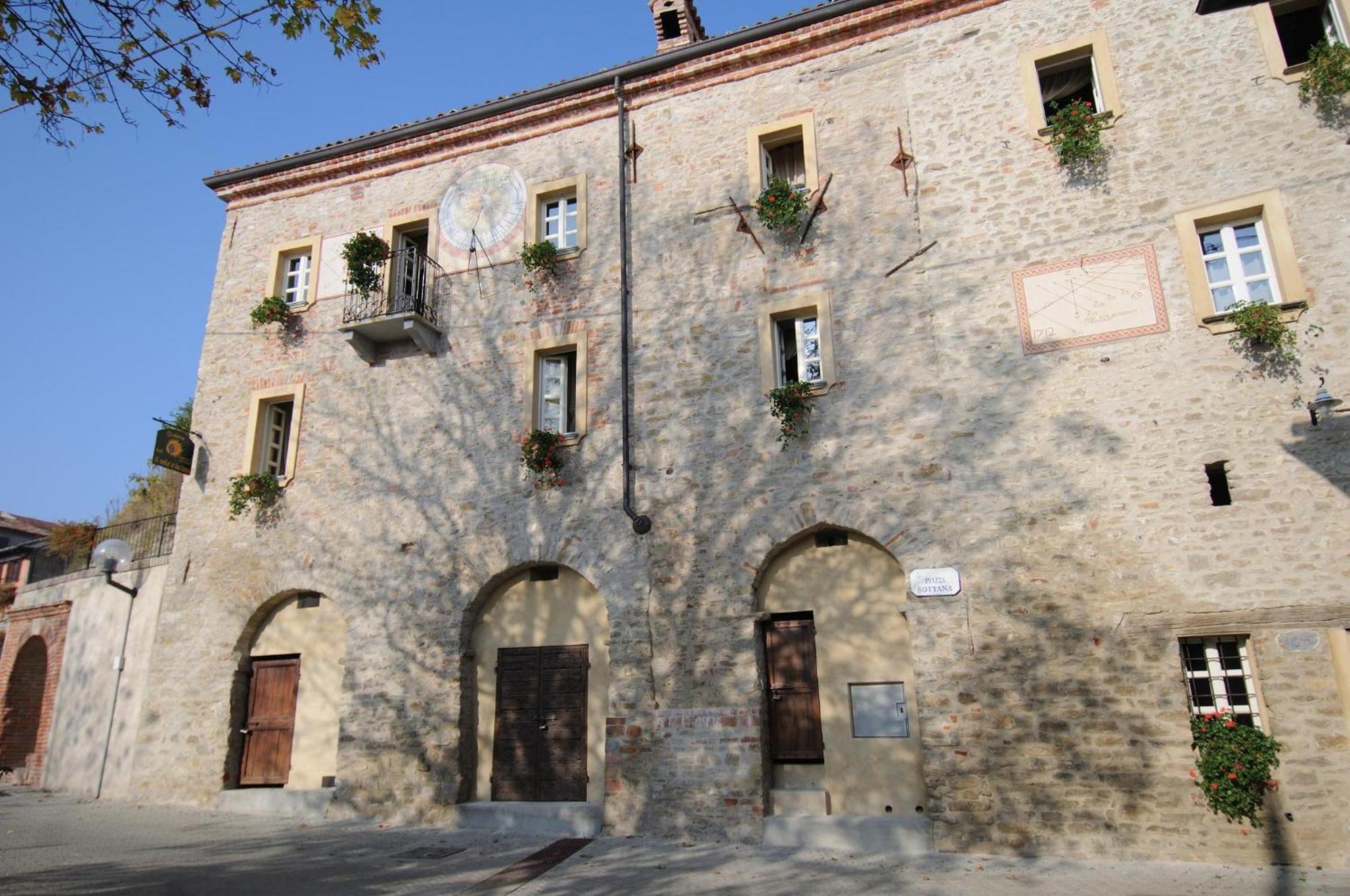 Dimora Storico Romantica Il Sole E La Luna Cerretto Langhe Exterior photo